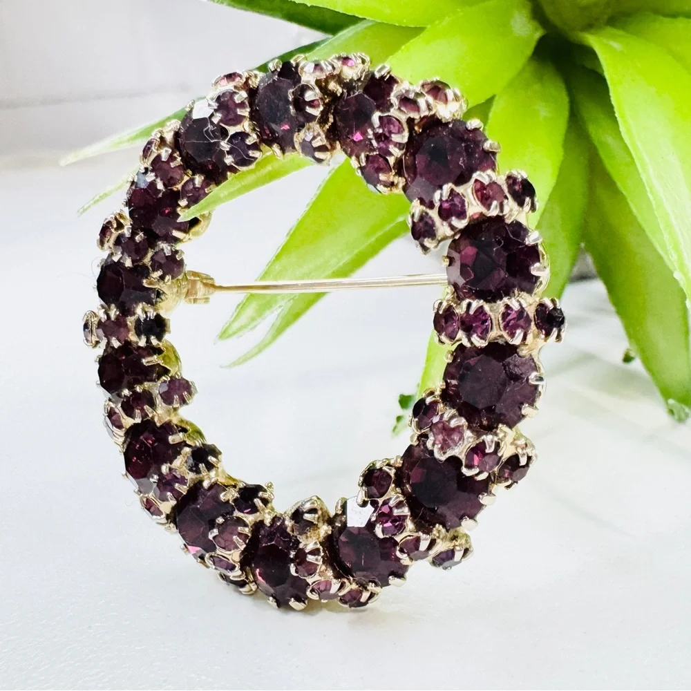 Vintage 50s Retro Weiss Attributed Purple Glass Prong Set Wreath Circle Brooch